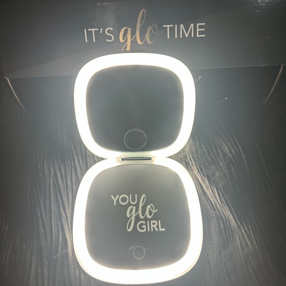 Glo Tech LED Compact Mirror - Picture 4 of 5
